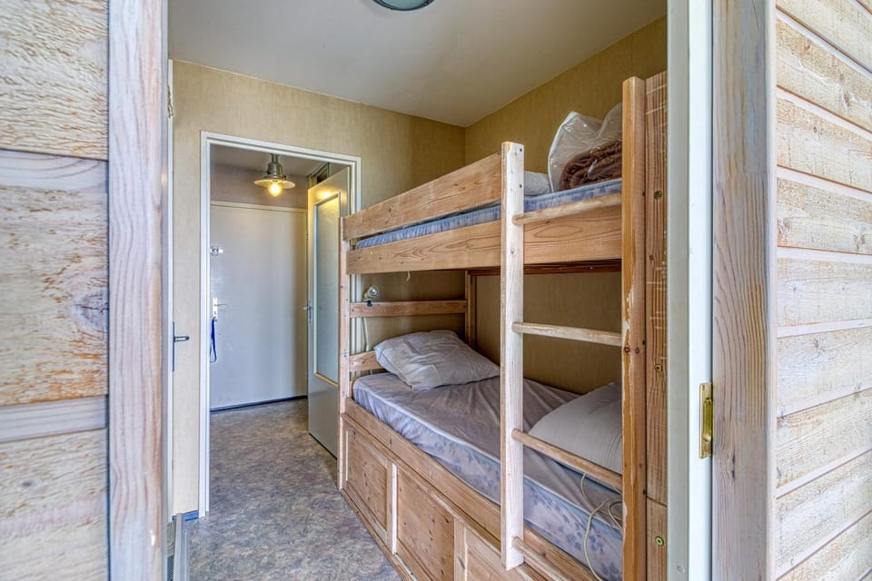 Bedroom, bunk bed