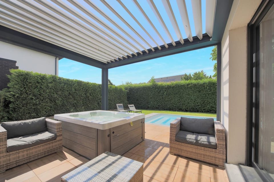 Hot Tub, Seating area