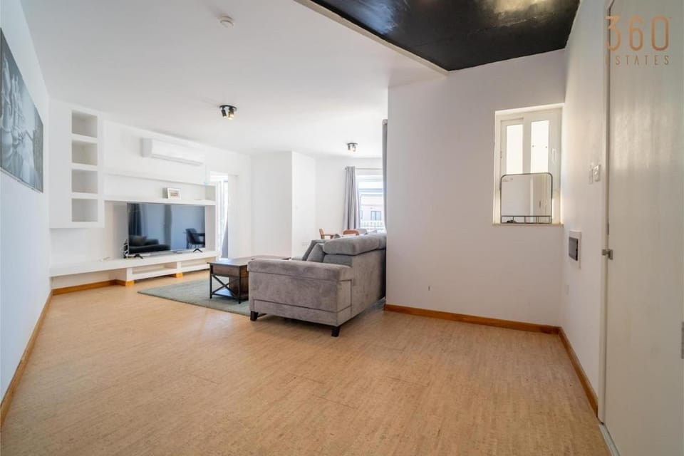 Communal lounge/ TV room, TV and multimedia, Living room, Seating area, Evening entertainment