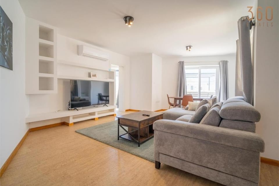 Communal lounge/ TV room, TV and multimedia, Living room, Seating area, Evening entertainment