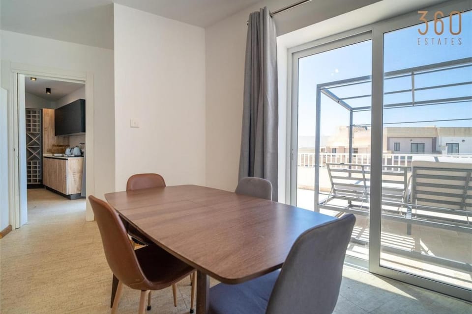 Communal lounge/ TV room, TV and multimedia, Kitchen or kitchenette, Living room, Seating area, Evening entertainment