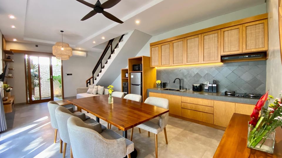 Kitchen or kitchenette, Dining area