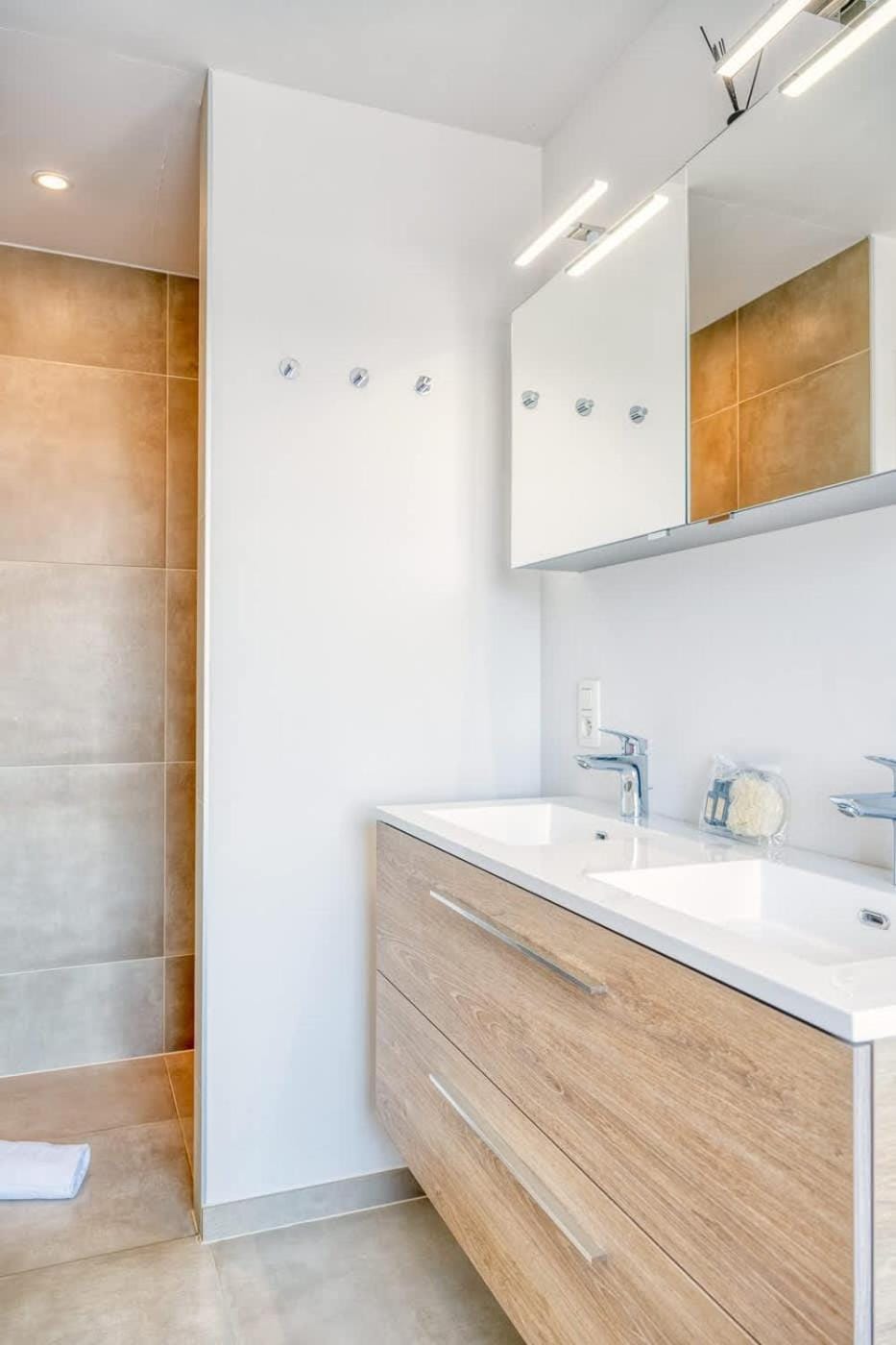 Beautiful Holiday Home for 10 with Garden Apartment in Bredene