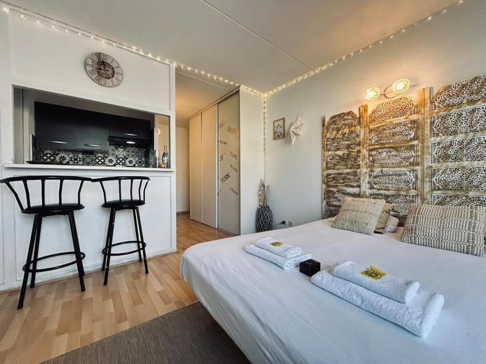 Bruyant studio proche centre, terrasse et parking Apartment in Reims