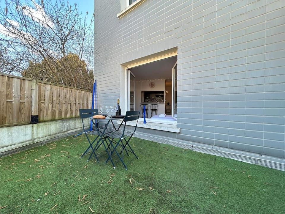 Bruyant studio proche centre, terrasse et parking Apartment in Reims