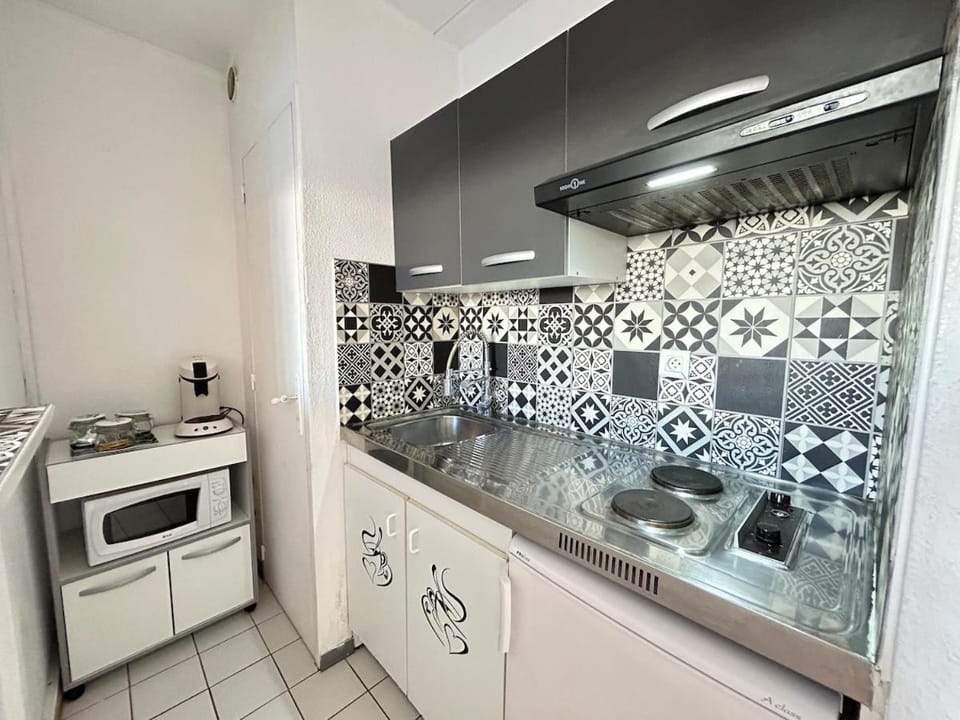 Bruyant studio proche centre, terrasse et parking Apartment in Reims