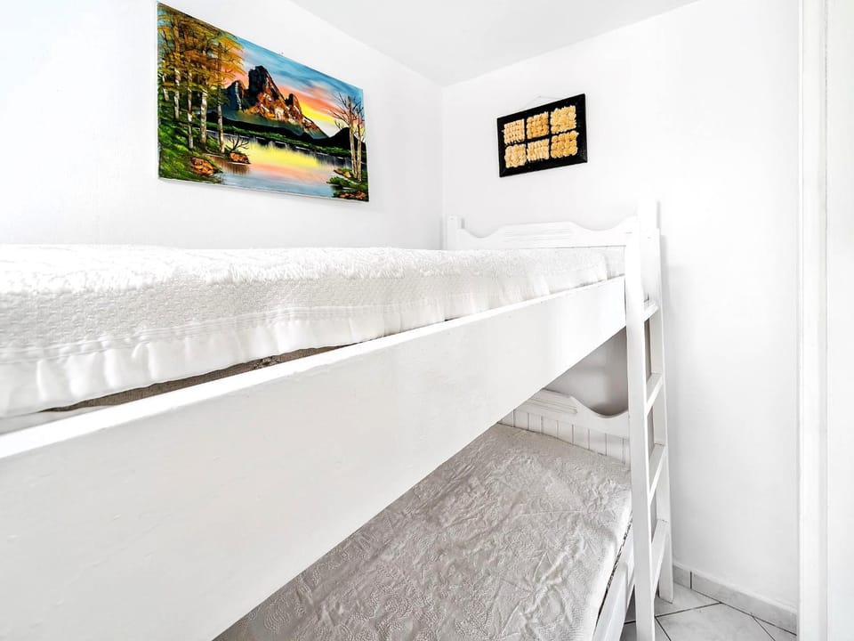 Bedroom, bunk bed
