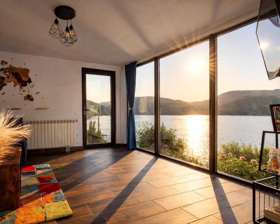 Communal lounge/ TV room, Communal lounge/ TV room, Day, Natural landscape, View (from property/room), Lake view, Mountain view