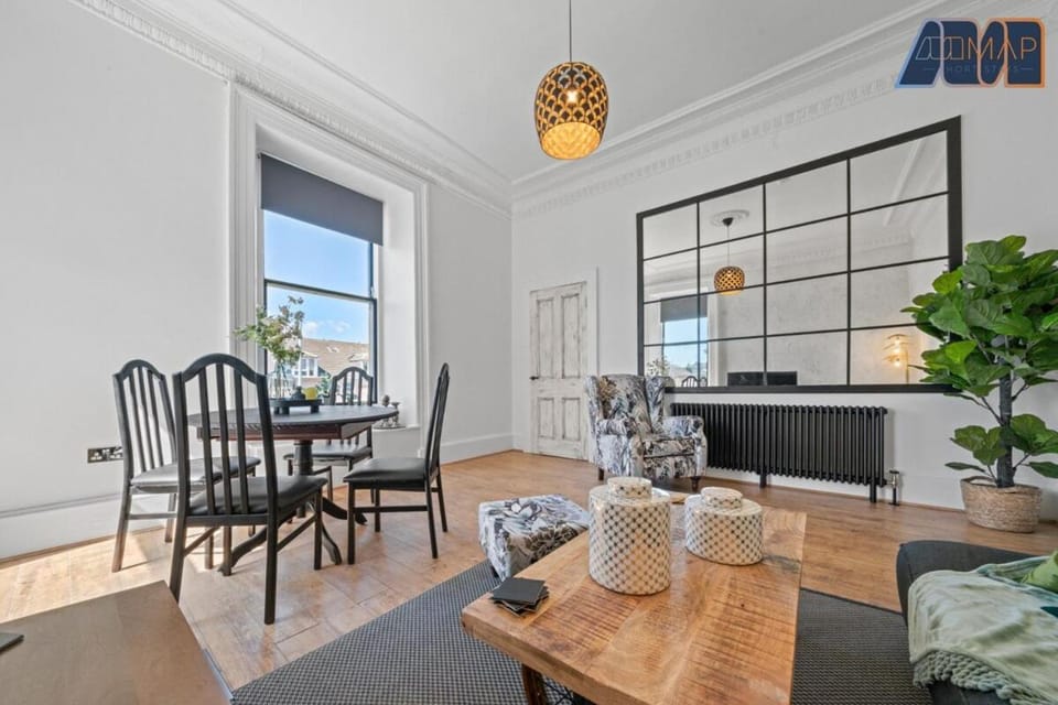 Modern 2 Bed Sleep 4 In Gourock House in Greenock