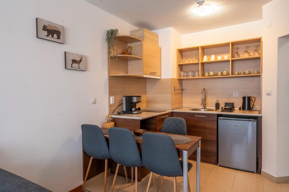 Coffee/tea facilities, Kitchen or kitchenette, Dining area, stove