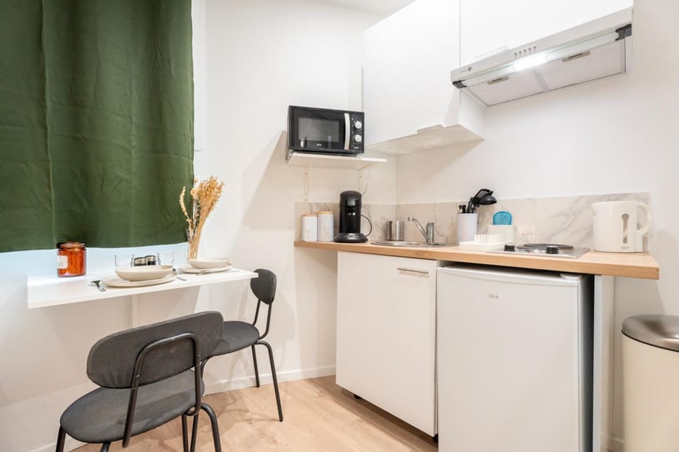 Coffee/tea facilities, Kitchen or kitchenette, Dining area, stove, toaster