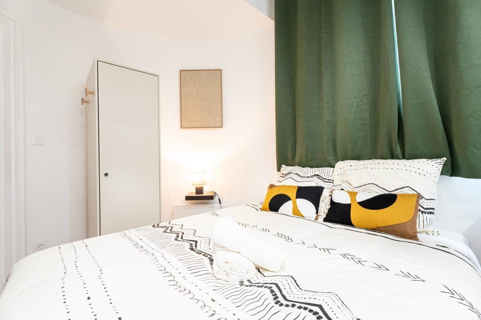 Bed, Photo of the whole room, Bedroom, wardrobe