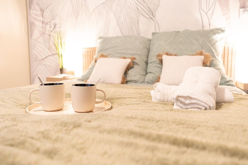 Bed, towels