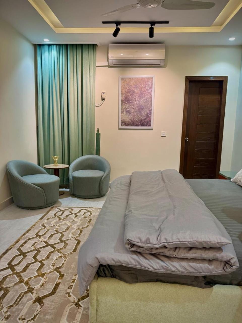 Bed, Photo of the whole room, Seating area, Bedroom