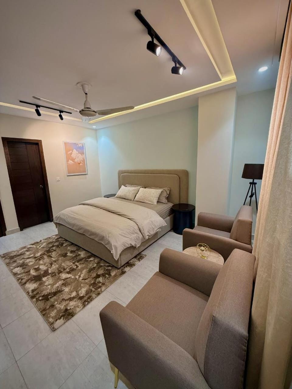 Bed, Photo of the whole room, Seating area, Bedroom