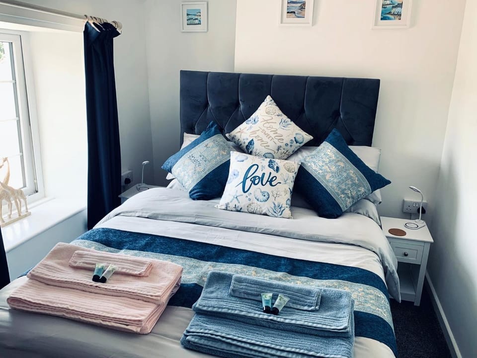 Bed, Bedroom, Garden view, Landmark view, Mountain view