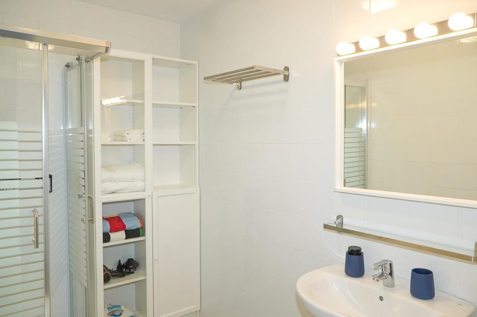 Bathroom, flat iron, towels