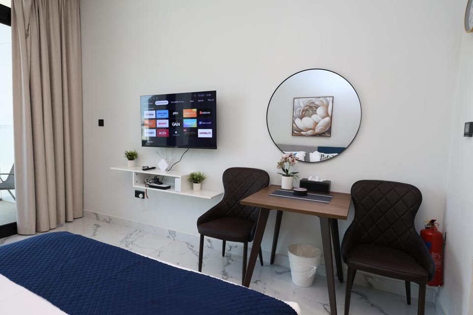 TV and multimedia, Living room, Seating area, Bedroom