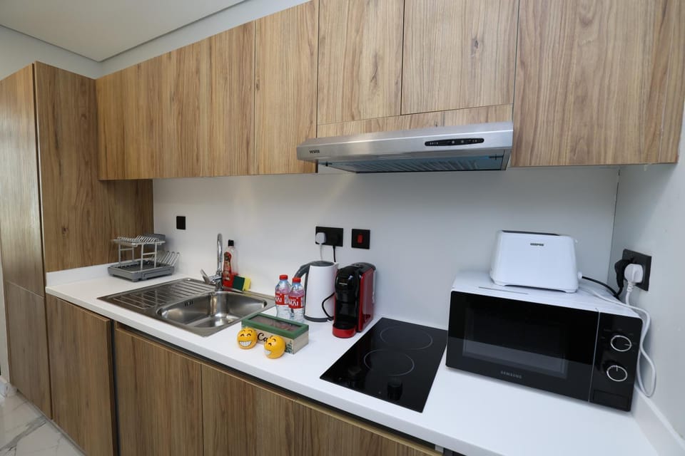 Coffee/tea facilities, Kitchen or kitchenette, microwave, stove, toaster