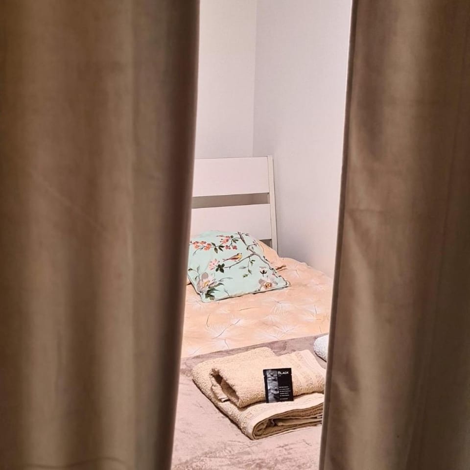 Bed, Bedroom, towels