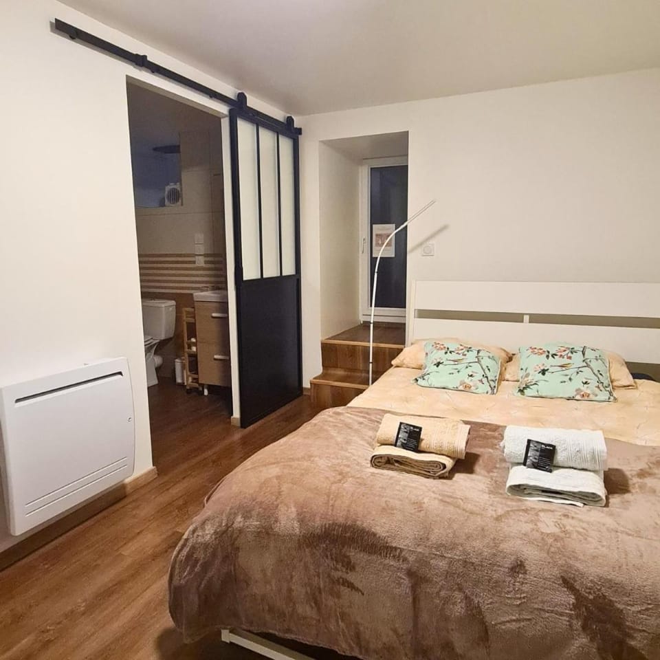 Bed, Photo of the whole room, Bedroom, internet, towels