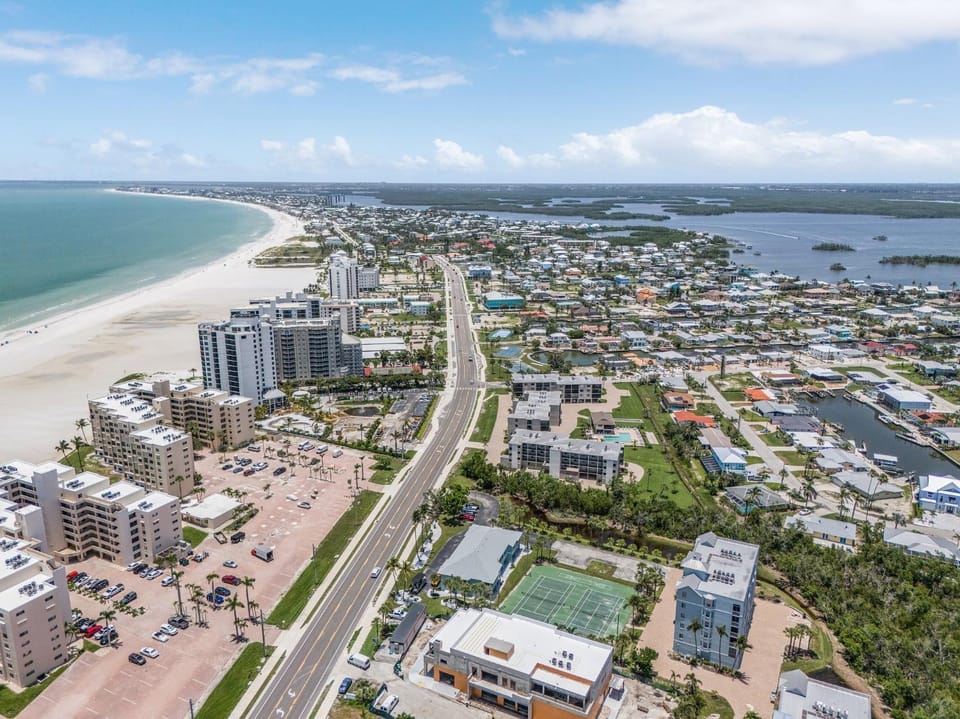 Fun and Magical Beach Escape - Amazing Beach Condo - Roelens House in Estero Island