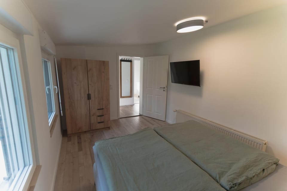 Bed, TV and multimedia, Photo of the whole room, Bedroom, wardrobe