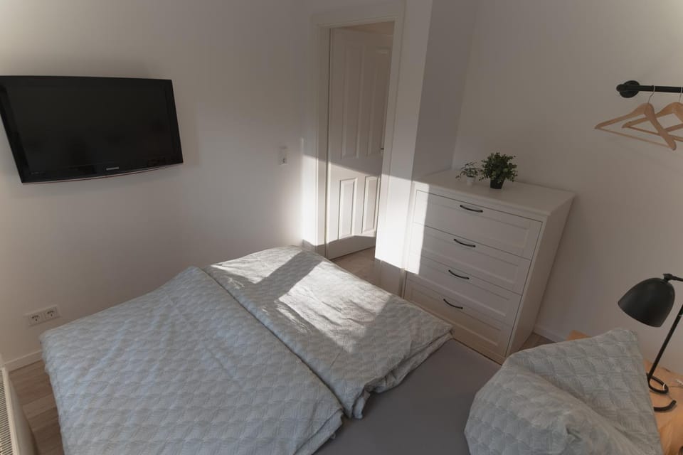 Bed, TV and multimedia, Photo of the whole room, Bedroom