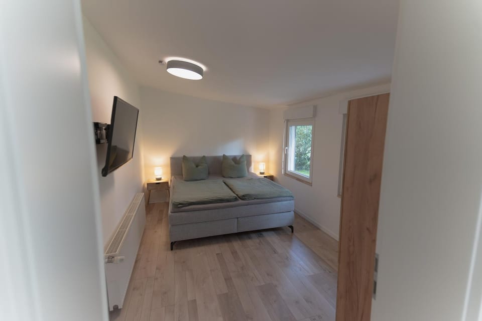 Bed, TV and multimedia, Photo of the whole room, Bedroom