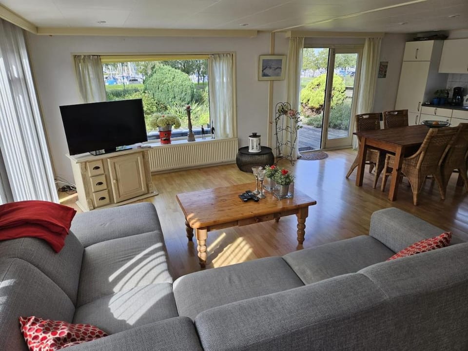 Parel in Makkum Chalet in Friesland, Netherlands