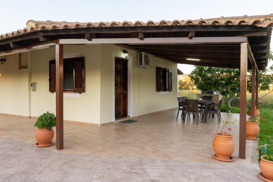 Property building, Facade/entrance, Seating area