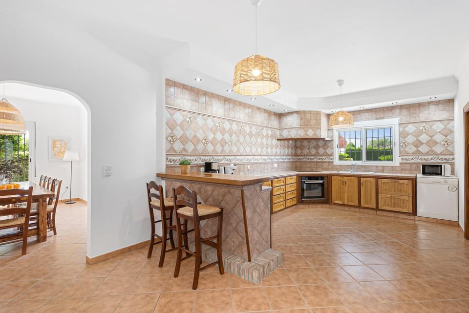 Off site, Coffee/tea facilities, Kitchen or kitchenette, Time of day, Location, hair dryier, oven, kitchen