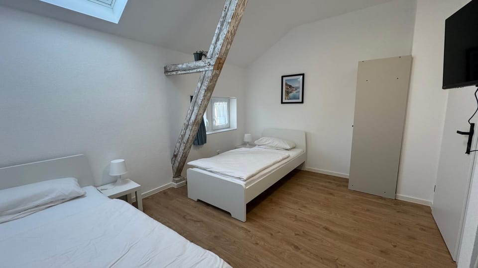 Bed, TV and multimedia, Photo of the whole room, Bedroom