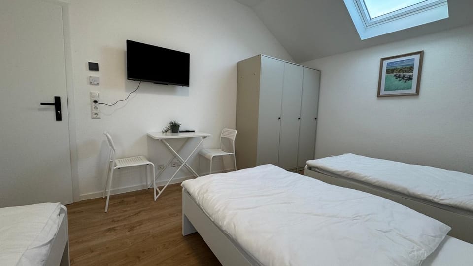Bed, TV and multimedia, Photo of the whole room, Bedroom