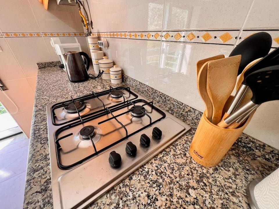 Coffee/tea facilities, Kitchen or kitchenette, stove, toaster