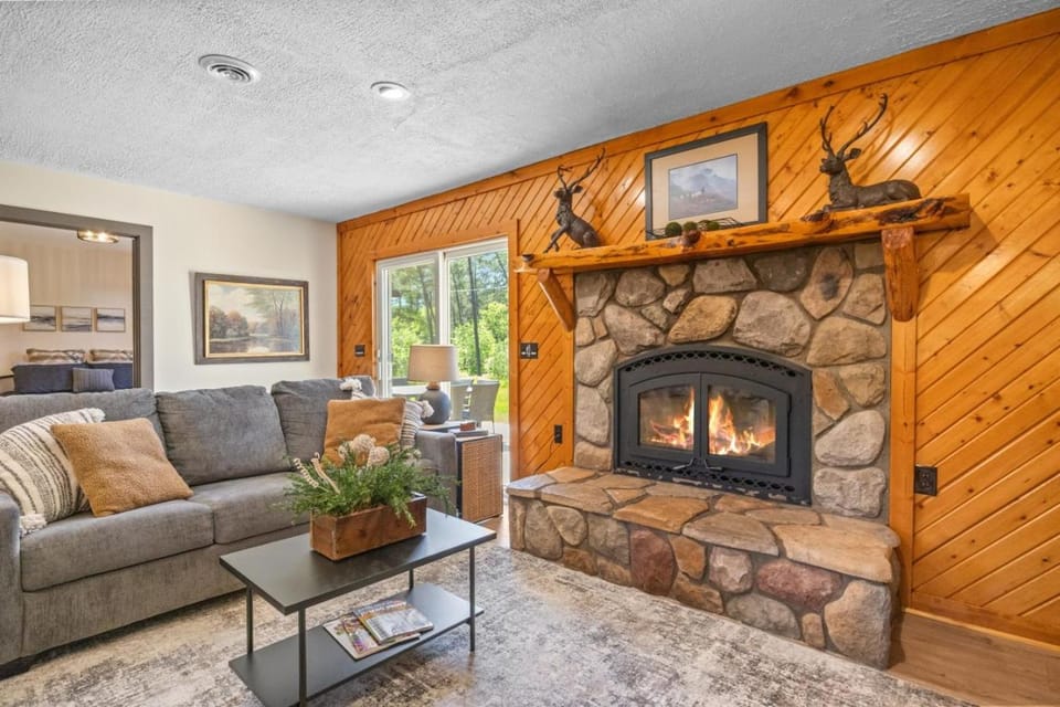 Tall Pines Lodge great location sleeps 9 House in Michigan