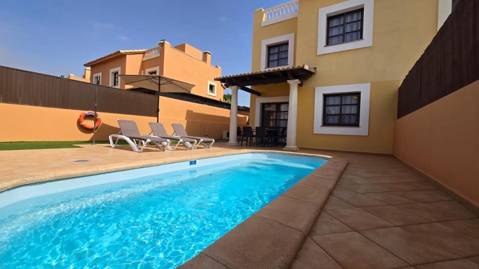 Day, Swimming pool, sunbed