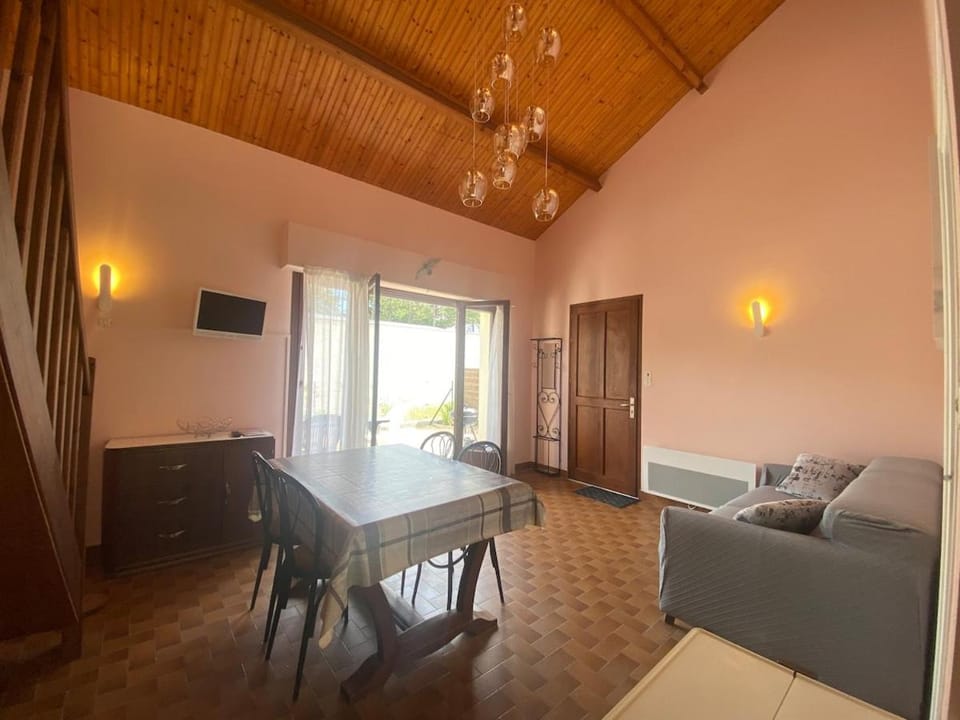 TV and multimedia, Living room, Dining area