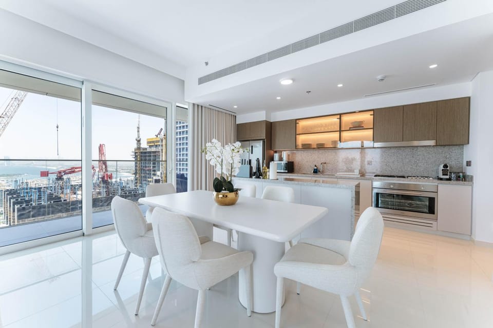 Kitchen or kitchenette, Seating area, dishwasher, oven