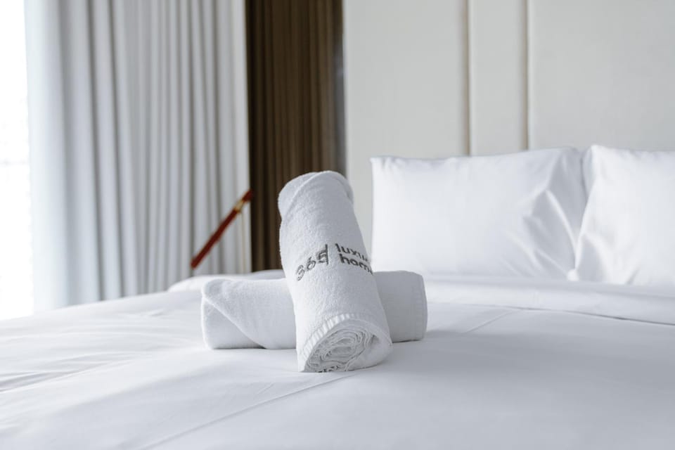 Bed, Bedroom, towels