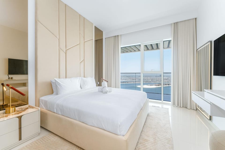 Bed, TV and multimedia, Living room, Photo of the whole room, Seating area, Bedroom