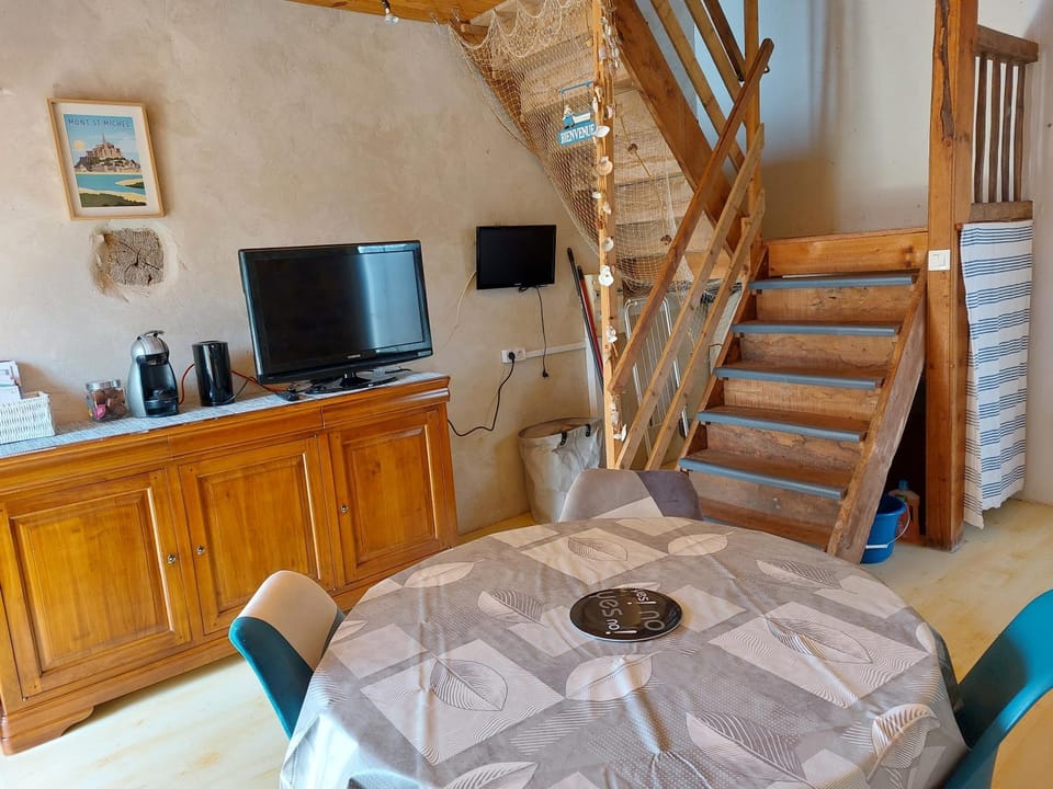 TV and multimedia, Kitchen or kitchenette, Living room, Dining area