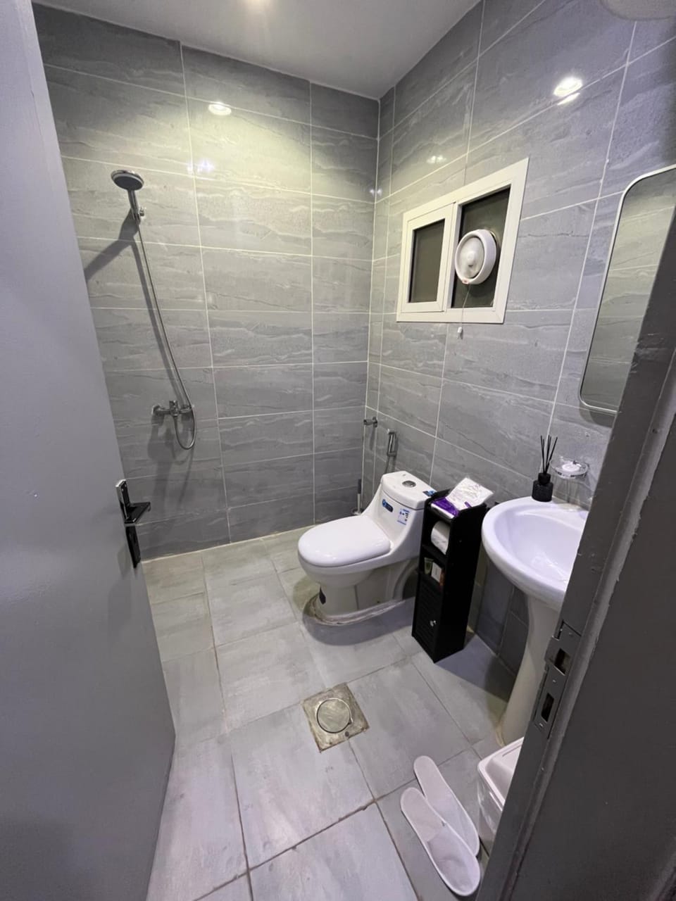 Shower, Toilet, Bathroom, bidet, towels