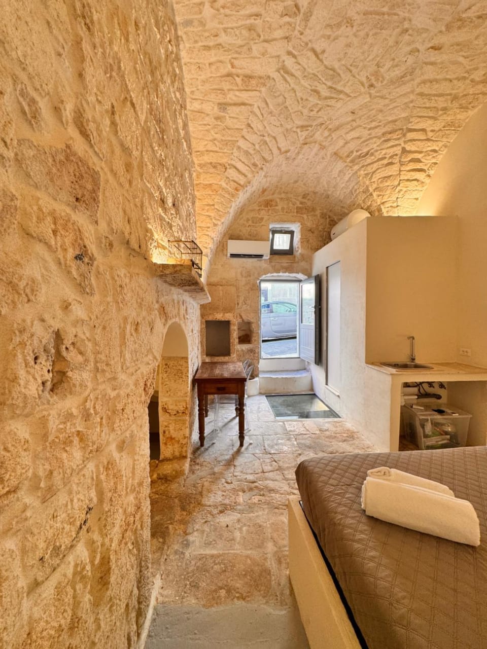 TV and multimedia, Living room, Photo of the whole room, Seating area, Bedroom