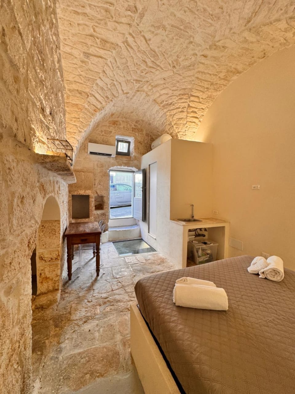 Bed, Living room, Bedroom, towels