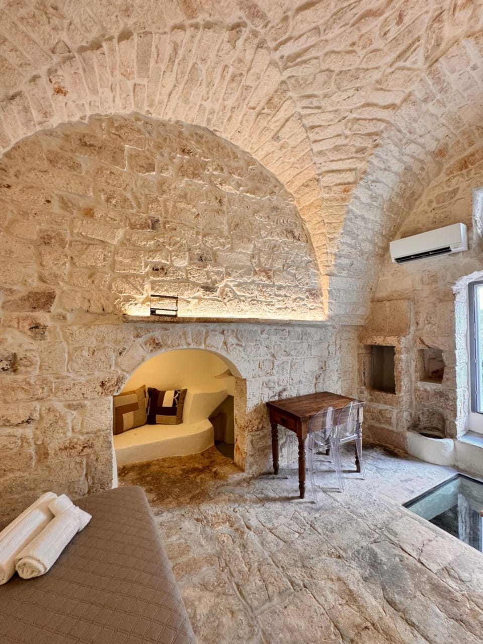 Bed, Living room, Photo of the whole room, Seating area, Bedroom