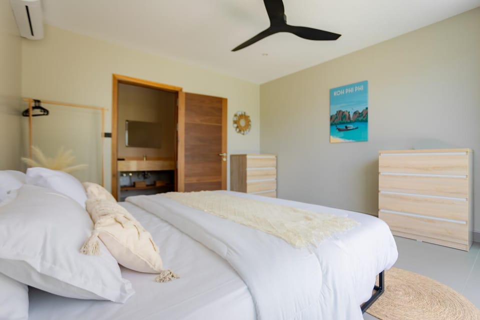 Bed, Photo of the whole room, Bedroom, wardrobe, air conditioner