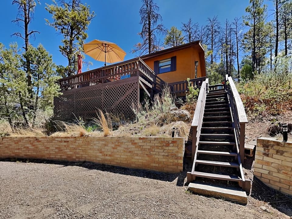 Property building, Patio, Natural landscape, Garden, Mountain view, Parking