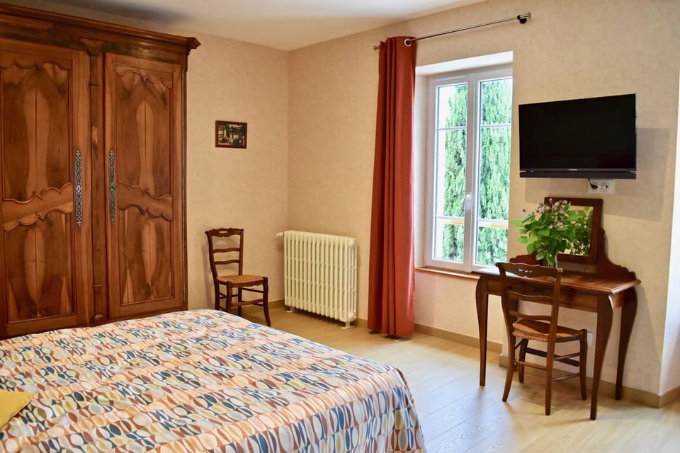 TV and multimedia, Seating area, hair dresser, internet, wardrobe