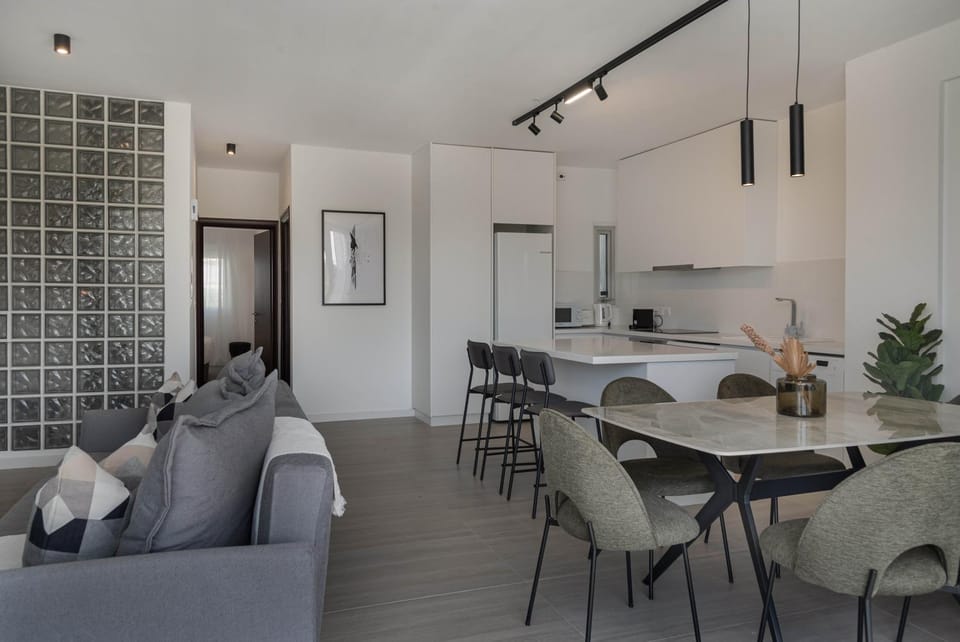 Kitchen or kitchenette, Living room, Seating area, Dining area